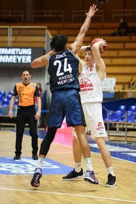Alen Pjanic (Gießen 46ers) im Zweikampf mit Jeremy Jones (HAKRO Merlins Crailsheim), GER, HAKRO Merlins Crailsheim vs. JobStairs Gießen 46ers, 27.03.2021, 25. Spieltag easycredit Basketball Bundesliga, Spielzeit 2020 2021. GER, HAKRO Merlins Crailsheim vs. JobStairs Gießen 46ers, 27.03.2021, 25. Spieltag easycredit Basketball Bundesliga, Spielzeit 2020 2021 Crailsheim Copyright: xEibnerxPressefoto MichaelxMemmlerx EP_MMR
