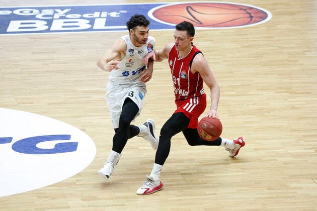 BBL easyCredit Basketball Bundesliga Saison 2020 2021 25. Spieltag am Samstag, 27. Maerz 2021 in der edel-optics.de Arena in Hamburg: Hamburg Towers - FC Bayern Muenchen v.l. Max DiLeo ( Towers ), Zan Mark Sisko ( FC Bayern ) Hamburg Towers - FC Bayern Muenchen