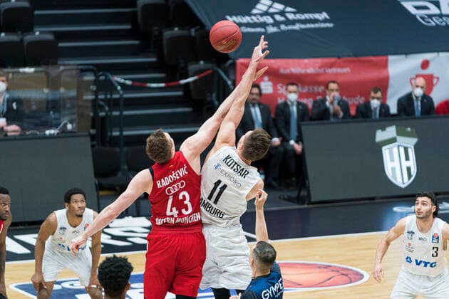easyCredit Basketball Bundesliga, Hamburg, 27.03.2021 easyCredit Basketball Bundesliga, Hamburg Towers vs. FC Bayern Muenchen Basketball, Tip-Off Maik Kotsar ( 11 Hamburg Towers) gegen Leon Radoöevi? ( 43 FC Bayern Muenchen Basketball) Copyright: xBEAUTIFULxSPORTS Mohwinkelx