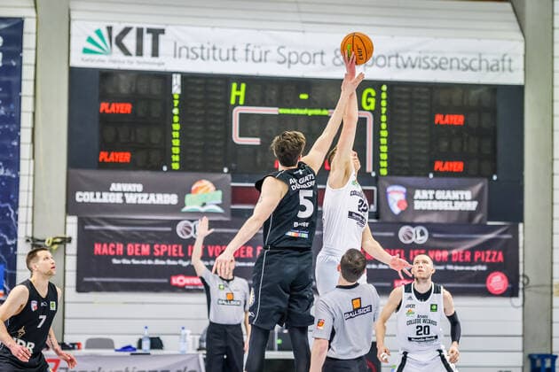 27.03.21, Herren, Basketball, Saison 2020 2021, 2. Bundesliga, Pro B Süd, College Wizards - Art Giants Düsseldorf Sprungball zu Spielbeginn Karlsruhe Institut für und Sportwissenschaft (IfSS) Baden-Württemberg Germany