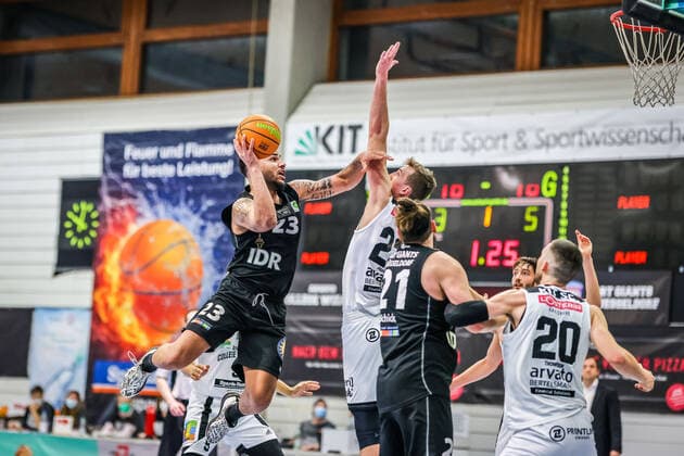 27.03.21, Herren, Basketball, Saison 2020 2021, 2. Bundesliga, Pro B Süd, College Wizards - Art Giants Düsseldorf Shawn Tyrell Gulley (Giants 23) springt mit dem Ball zum Wurf gegen Eyke Prahst (College Wizards 22) Karlsruhe Institut für und Sportwissenschaft (IfSS) Baden-Württemberg Germany