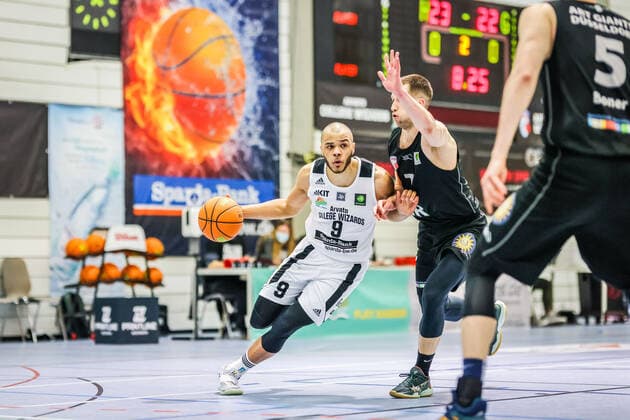 27.03.21, Herren, Basketball, Saison 2020 2021, 2. Bundesliga, Pro B Süd, College Wizards - Art Giants Düsseldorf Marcel Davis (College Wizards 9) dribbelt am Ball zum Angriff im Zweikampf Karlsruhe Institut für und Sportwissenschaft (IfSS) Baden-Württemberg Germany