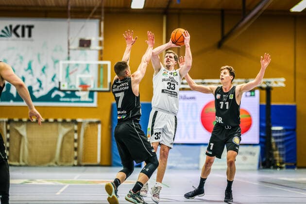 27.03.21, Herren, Basketball, Saison 2020 2021, 2. Bundesliga, Pro B Süd, College Wizards - Art Giants Düsseldorf Rouven Roessler (College Wizards 33) springt mit dem Ball zum Wurf. Karlsruhe Institut für und Sportwissenschaft (IfSS) Baden-Württemberg Germany