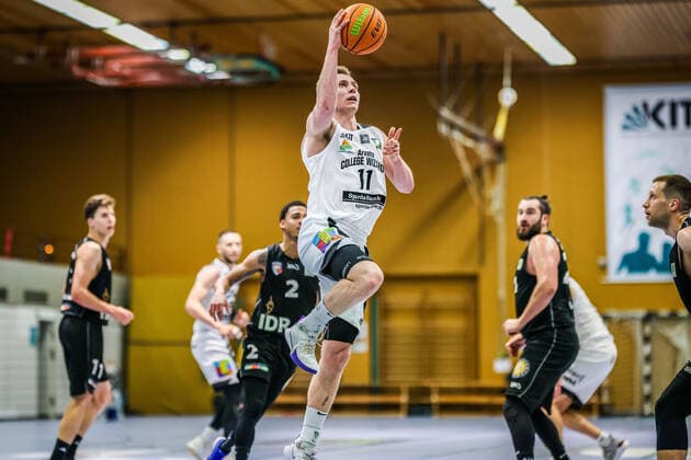 27.03.21, Herren, Basketball, Saison 2020 2021, 2. Bundesliga, Pro B Süd, College Wizards - Art Giants Düsseldorf Christoph Rupp (College Wizards 11) springt mit dem Ball zum Korb Karlsruhe Institut für und Sportwissenschaft (IfSS) Baden-Württemberg Germany