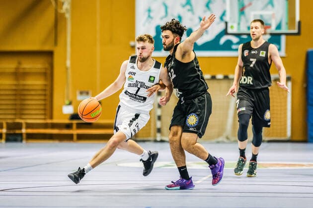 27.03.21, Herren, Basketball, Saison 2020 2021, 2. Bundesliga, Pro B Süd, College Wizards - Art Giants Düsseldorf Sean Flood (College Wizards 1) am Ball im Zweikampf gegen Hasan Demirbas (Giants 22) Karlsruhe Institut für und Sportwissenschaft (IfSS) Baden-Württemberg Germany