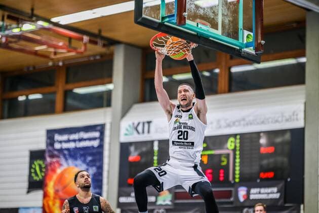 27.03.21, Herren, Basketball, Saison 2020 2021, 2. Bundesliga, Pro B Süd, College Wizards - Art Giants Düsseldorf Alexander Thompson (College Wizards 20) springt mit dem Ball zum Finalen Punktewurf und Heimsieg. Karlsruhe Institut für und Sportwissenschaft (IfSS) Baden-Württemberg Germany