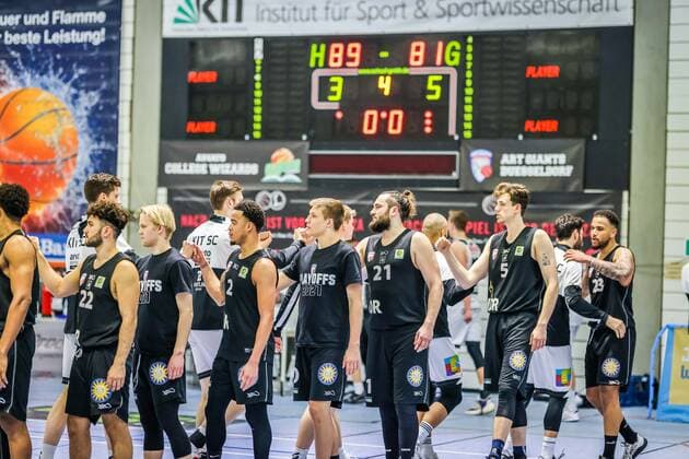 27.03.21, Herren, Basketball, Saison 2020 2021, 2. Bundesliga, Pro B Süd, College Wizards - Art Giants Düsseldorf Die Mannschaften beim Shakehands nach dem Abpfiff zum Heimsieg. Karlsruhe Institut für und Sportwissenschaft (IfSS) Baden-Württemberg Germany