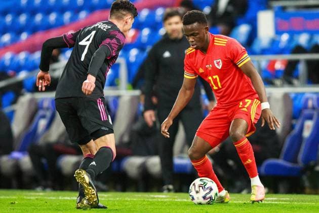 Wales v Mexico Friendly 27 03 2021. International Wales forward Rabbi Matondo (17) takes on Mexico defender Edson Ãlvarez (4) during the International Friendly, Länderspiel, Nationalmannschaft match between Wales and Mexico at the Cardiff City Stadium, Cardiff, Wales on 27 March 2021. Cardiff Cardiff City Stadium South Glamorgan Wales Editorial use only , Copyright: xGruffyddxThomasx PSI-12244-0028