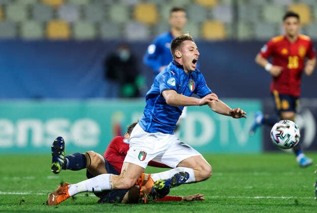 MARIBOR, SLOVENIA - MARCH 27: Davide Frattesi of Italy faulted by Gonzalo Villar of Spain during the 2021 UEFA European Under-21 Championship Group B match between Spain and Italy at Stadion Ljudski vrt on March 27, 2021 in Maribor, Slovenia. (Photo by Vid Ponikvar Sportida) SPO, SOC, FOI  Copyright: xSportida