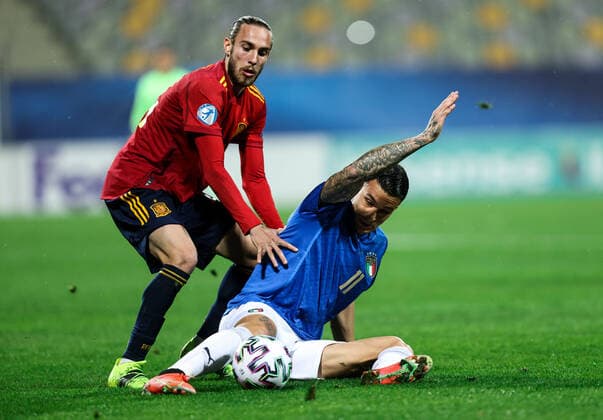 MARIBOR, SLOVENIA - MARCH 27: Oscar Mingueza of Spain vs Gianluca Scamacca of Italy during the 2021 UEFA European Under-21 Championship Group B match between Spain and Italy at Stadion Ljudski vrt on March 27, 2021 in Maribor, Slovenia. (Photo by Vid Ponikvar Sportida) SPO, SOC, FOI  Copyright: xSportida