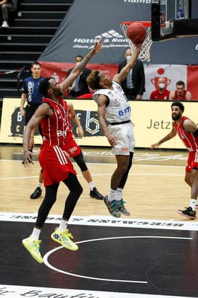 BBL easyCredit Basketball Bundesliga Saison 2020 2021 25. Spieltag am Samstag, 27. Maerz 2021 in der edel-optics.de Arena in Hamburg: Hamburg Towers - FC Bayern Muenchen v.l. JaJuan Johnson ( FC Bayern ), TJ Shorts II ( Towers ) Hamburg Towers - FC Bayern Muenchen