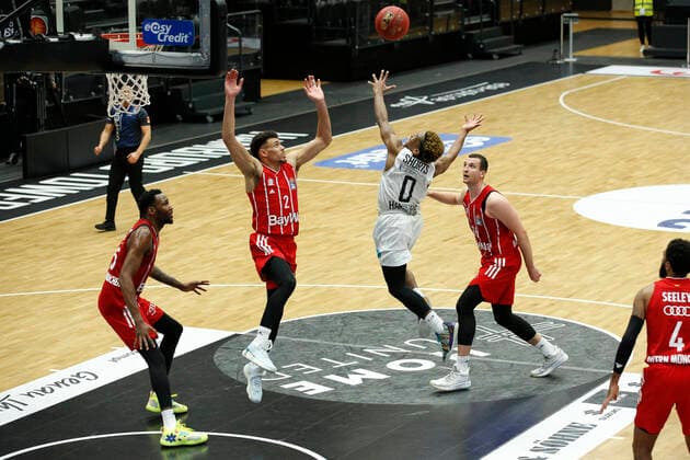 BBL easyCredit Basketball Bundesliga Saison 2020 2021 25. Spieltag am Samstag, 27. Maerz 2021 in der edel-optics.de Arena in Hamburg: Hamburg Towers - FC Bayern Muenchen v.l. JaJuan Johnson ( FC Bayern ), Wade Baldwin ( FC Bayern ), TJ Shorts II ( Towers ), Paul Zipser ( FC Bayern ) Hamburg Towers - FC Bayern Muenchen