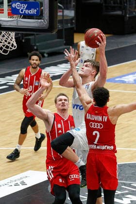 BBL easyCredit Basketball Bundesliga Saison 2020 2021 25. Spieltag am Samstag, 27. Maerz 2021 in der edel-optics.de Arena in Hamburg: Hamburg Towers - FC Bayern Muenchen v.l. Leon Radosevic ( FC Bayern ), Maik Kotsar ( Towers ), Wade Baldwin ( FC Bayern ) Hamburg Towers - FC Bayern Muenchen