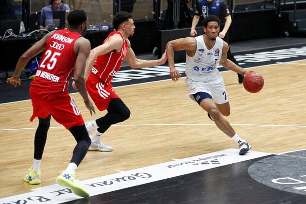 BBL easyCredit Basketball Bundesliga Saison 2020 2021 25. Spieltag am Samstag, 27. Maerz 2021 in der edel-optics.de Arena in Hamburg: Hamburg Towers - FC Bayern Muenchen v.l. JaJuan Johnson ( FC Bayern ), Wade Baldwin ( FC Bayern ), Kameron Taylor ( Towers ) Hamburg Towers - FC Bayern Muenchen