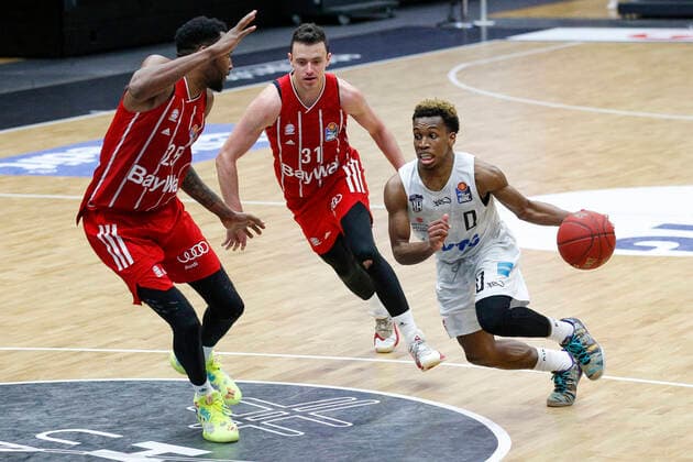 BBL easyCredit Basketball Bundesliga Saison 2020 2021 25. Spieltag am Samstag, 27. Maerz 2021 in der edel-optics.de Arena in Hamburg: Hamburg Towers - FC Bayern Muenchen v.l. JaJuan Johnson ( FC Bayern ), Zan Mark Sisko ( FC Bayern ), TJ Shorts II ( Towers ) Hamburg Towers - FC Bayern Muenchen