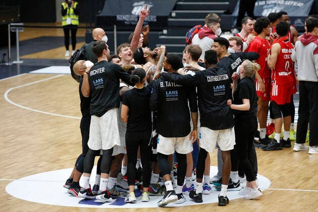 BBL easyCredit Basketball Bundesliga Saison 2020 2021 25. Spieltag am Samstag, 27. Maerz 2021 in der edel-optics.de Arena in Hamburg: Hamburg Towers - FC Bayern Muenchen Spielerkreis Hamburg Towers Hamburg Towers - FC Bayern Muenchen