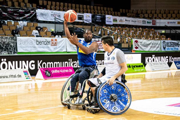 RBBL; RSV Lahn-Dill - BG Baskets Hamburg, 27.03.21 Brian Bell ( 8 RSV Lahn-Dill), Alireza Ahmadi ( 10 BG Baskets Hamburg, Spielertrainer) Rittal Arena, Wetzlar, 27.03.21 Copyright: xBEAUTIFULxSPORTS Roeczeyx