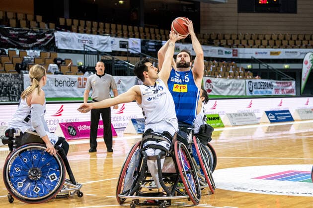 RBBL; RSV Lahn-Dill - BG Baskets Hamburg, 27.03.21 Michael Auprince ( 15 RSV Lahn-Dill), Mojtaba Kamali ( 24 BG Baskets Hamburg), Mareike Miller ( 4 BG Baskets Hamburg) Rittal Arena, Wetzlar, 27.03.21 Copyright: xBEAUTIFULxSPORTS Roeczeyx