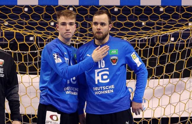 Torwart Lasse Ludwig tröstend, Torwart Fredrik Genz enttäuscht nach Spielende Enttäuschung Handball HBL Bundesliga Herren Saison 2020 2021 27.03.2021 Füchse Berlin vs. SC DHfK Leipzig Geisterspiel Corona Covid 19