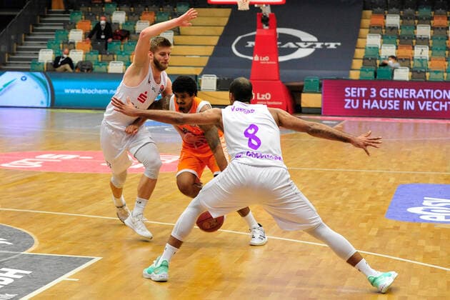 Basketball - Bundesliga - 25. Spieltag RASTA Vechta - BG Göttingen am 27.03.2021 im RASTA Dome in Vechta Edgar Sosa (Vechta) im Zweikampf mit Mathis Mönninghoff Moenninghoff (Göttingen)
