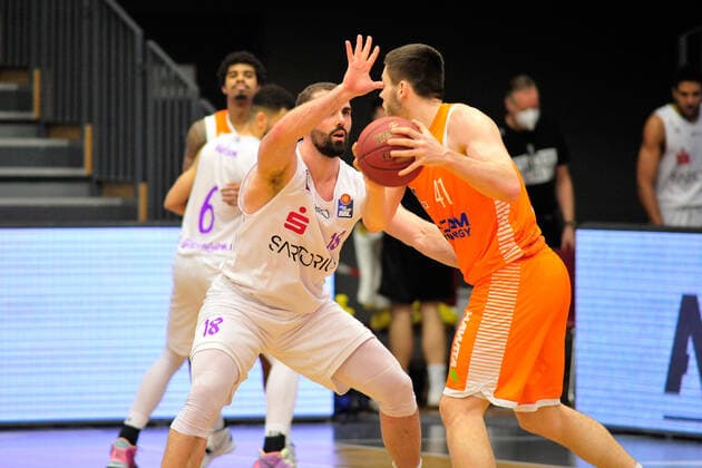 Basketball - Bundesliga - 25. Spieltag RASTA Vechta - BG Göttingen am 27.03.2021 im RASTA Dome in Vechta Will Vorhees (Vechta) im Zweikampf mit Harper Kamp (Göttingen)
