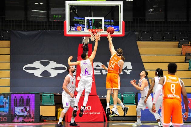 Basketball - Bundesliga - 25. Spieltag RASTA Vechta - BG Göttingen am 27.03.2021 im RASTA Dome in Vechta Mathis Mönninghoff Moenninghoff (Göttingen) im Zweikampf mit Jesse Hunt (Vechta)