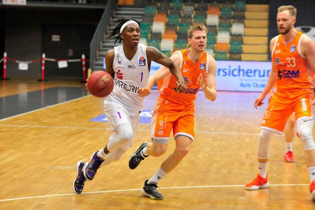 Basketball - Bundesliga - 25. Spieltag RASTA Vechta - BG Göttingen am 27.03.2021 im RASTA Dome in Vechta Deishuan Booker (Göttingen) im Zweikampf mit Tim Hasbargen (Vechta)