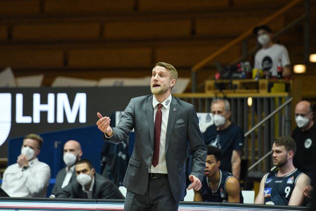 Tuomas Iisalo (HAKRO Merlins Crailsheim) gibt Anweisungen, GER, HAKRO Merlins Crailsheim vs. JobStairs Gießen 46ers, 27.03.2021, 25. Spieltag easycredit Basketball Bundesliga, Spielzeit 2020 2021. GER, HAKRO Merlins Crailsheim vs. JobStairs Gießen 46ers, 27.03.2021, 25. Spieltag easycredit Basketball Bundesliga, Spielzeit 2020 2021 Crailsheim Copyright: xEibnerxPressefoto MichaelxMemmlerx EP_MMR