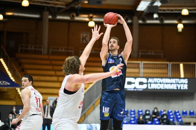 Dejan Kovacevic (HAKRO Merlins Crailsheim) im Zweikampf mit John Bryant (Gießen 46ers), GER, HAKRO Merlins Crailsheim vs. JobStairs Gießen 46ers, 27.03.2021, 25. Spieltag easycredit Basketball Bundesliga, Spielzeit 2020 2021. GER, HAKRO Merlins Crailsheim vs. JobStairs Gießen 46ers, 27.03.2021, 25. Spieltag easycredit Basketball Bundesliga, Spielzeit 2020 2021 Crailsheim Copyright: xEibnerxPressefoto MichaelxMemmlerx EP_MMR