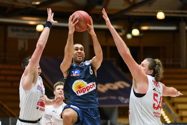 Elias Lasisi (HAKRO Merlins Crailsheim) am Korb gegen John Bryant (Gießen 46ers) und Scottie James Jr. (Gießen 46ers), GER, HAKRO Merlins Crailsheim vs. JobStairs Gießen 46ers, 27.03.2021, 25. Spieltag easycredit Basketball Bundesliga, Spielzeit 2020 2021. GER, HAKRO Merlins Crailsheim vs. JobStairs Gießen 46ers, 27.03.2021, 25. Spieltag easycredit Basketball Bundesliga, Spielzeit 2020 2021 Crailsheim Copyright: xEibnerxPressefoto MichaelxMemmlerx EP_MMR