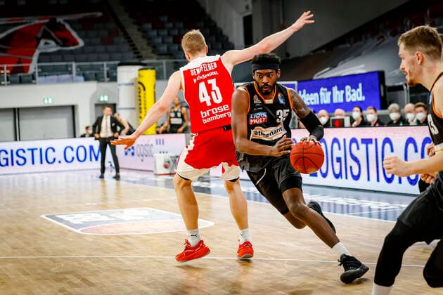 links Christian Sengfelder (Brose Bamberg, 43) rechts 35 Aric Holman (ratiopharm Ulm) Brose Bamberg - ratiopharm Ulm - easyCredit-BBL - Basketball Bundesliga - Basketball Saison 2020 21 - 25. Spieltag, 27.03.2021 Bamberg, Brose Arena Copyright: DanielxLöb
