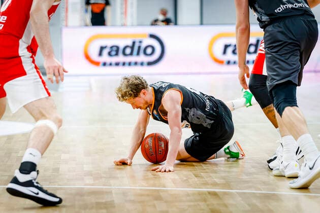Mitte 06 Per Günther (ratiopharm Ulm) Brose Bamberg - ratiopharm Ulm - easyCredit-BBL - Basketball Bundesliga - Basketball Saison 2020 21 - 25. Spieltag, 27.03.2021 Bamberg, Brose Arena Copyright: DanielxLöb