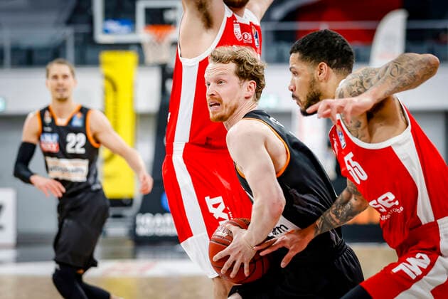 links 06 Per Günther (ratiopharm Ulm) rechts Tyler Larson (Brose Bamberg, 55) Brose Bamberg - ratiopharm Ulm - easyCredit-BBL - Basketball Bundesliga - Basketball Saison 2020 21 - 25. Spieltag, 27.03.2021 Bamberg, Brose Arena Copyright: DanielxLöb