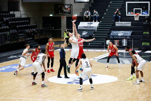 BBL easyCredit Basketball Bundesliga Saison 2020 2021 25. Spieltag am Samstag, 27. Maerz 2021 in der edel-optics.de Arena in Hamburg: Hamburg Towers - FC Bayern Muenchen v.l. Maik Kotsar ( Towers ), Leon Radosevic ( FC Bayern ) Hamburg Towers - FC Bayern Muenchen
