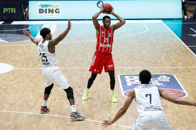BBL easyCredit Basketball Bundesliga Saison 2020 2021 25. Spieltag am Samstag, 27. Maerz 2021 in der edel-optics.de Arena in Hamburg: Hamburg Towers - FC Bayern Muenchen v.l. Terry Allen ( Towers ), JaJuan Johnson ( FC Bayern ) Hamburg Towers - FC Bayern Muenchen