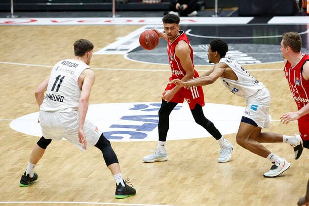 BBL easyCredit Basketball Bundesliga Saison 2020 2021 25. Spieltag am Samstag, 27. Maerz 2021 in der edel-optics.de Arena in Hamburg: Hamburg Towers - FC Bayern Muenchen v.l. Maik Kotsar ( Towers ), Wade Baldwin ( FC Bayern ), Kameron Taylor ( Towers ) Hamburg Towers - FC Bayern Muenchen