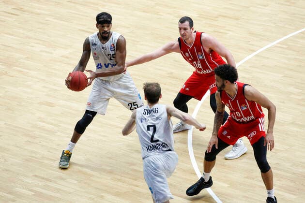 BBL easyCredit Basketball Bundesliga Saison 2020 2021 25. Spieltag am Samstag, 27. Maerz 2021 in der edel-optics.de Arena in Hamburg: Hamburg Towers - FC Bayern Muenchen v.l. Terry Allen ( Towers ), Paul Zipser ( FC Bayern ) Hamburg Towers - FC Bayern Muenchen