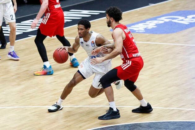 BBL easyCredit Basketball Bundesliga Saison 2020 2021 25. Spieltag am Samstag, 27. Maerz 2021 in der edel-optics.de Arena in Hamburg: Hamburg Towers - FC Bayern Muenchen v.l. Kameron Taylor ( Towers ), Nick Weiler-Babb ( FC Bayern ) Hamburg Towers - FC Bayern Muenchen