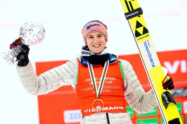 Bilder des Jahres 2021, Sport 03 März Sport Themen der Woche KW12 Sport Bilder des Tages SKI FLYING - FIS WC Planica PLANICA,SLOVENIA,28.MAR.21- NORDIC SKIING, Ski jumping, Skispringen, Ski, nordisch SKI FLYING - FIS World Cup, award ceremony for ski flying world cup. Image shows the rejoicing of Karl Geiger (GER). Keywords: crystal globe, medal. GEPAxpictures xMaticxKlansek