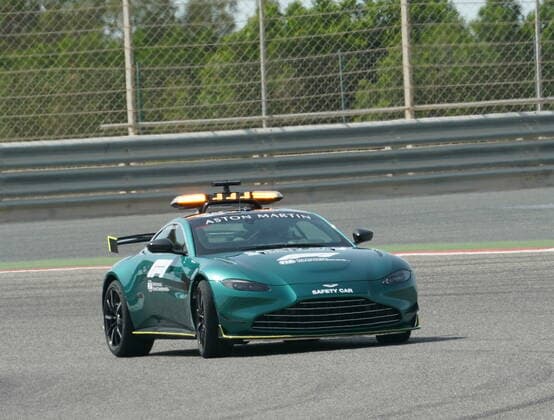 Formula 1 Gulf Air Bahrain Grand Prix 2021 28.03.2021, Bahrain International Circuit, Sakhir, Formula 1 Gulf Air Bahrain Grand Prix 2021 ,im Bild Das neue Safetycar von Aston Martin zum ersten Mal im Einsatz bei der Formel 2.