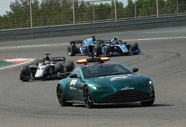 Formula 1 Gulf Air Bahrain Grand Prix 2021 28.03.2021, Bahrain International Circuit, Sakhir, Formula 1 Gulf Air Bahrain Grand Prix 2021 ,im Bild Das neue Safetycar von Aston Martin zum ersten Mal im Einsatz bei der Formel 2.