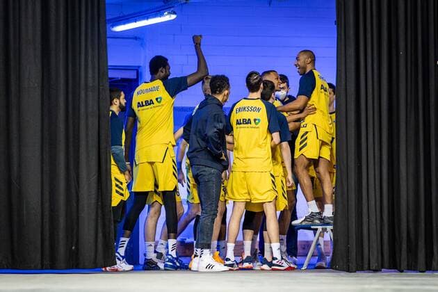 Basketball Berlin 28.03.2021 Saison 2020 2021 easyCredit BBL 1. Bundesliga Alba Berlin - SYNTAINICS MBC Weißenfels Team Alba Huddle vor dem Spiel