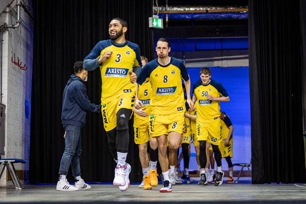 Basketball Berlin 28.03.2021 Saison 2020 2021 easyCredit BBL 1. Bundesliga Alba Berlin - SYNTAINICS MBC Weißenfels Team Alba läuft in die Arena ein Peyton Siva (Alba Berlin, No.03) Marcus Eriksson (Alba Berlin, No.08) Ben Lammers (Alba Berlin, No.50) und andere