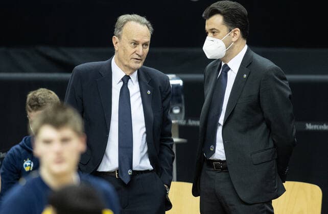 28.03.21, Berlin, Basketball, 1. Bundesliga, easyCredit BBL, Hauptrunde, 25.Spieltag, Mercedes Benz Arena: ALBA Berlin - Syntainics MBC. ALBAs Head Coach Aito Garcia Reneses bespricht sich am Rand des Courts mit seinem Co-Trainer Israel Gonzalez (r). ALBA Berlin - Syntainics MBC