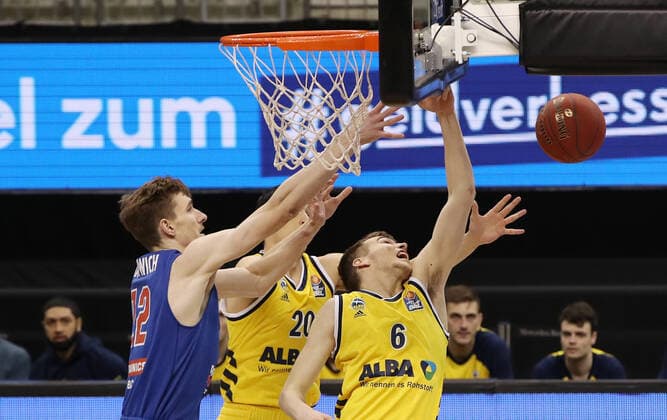 Philipp Hartwich, Simone Fontecchio, Malte Delow Aktion Spielszene Zweikampf Basketball BBL Bundesliga Herren Saison 2020 2021 28.03.2021 ALBA Berlin vs. syntainics MBC