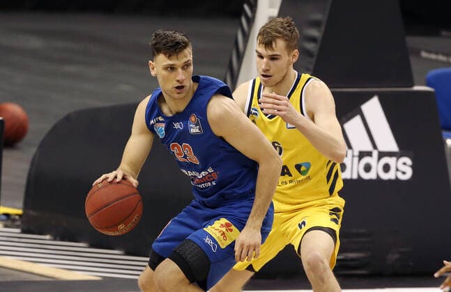 Roko Rogic, Malte Delow Aktion Spielszene Zweikampf Basketball BBL Bundesliga Herren Saison 2020 2021 28.03.2021 ALBA Berlin vs. syntainics MBC