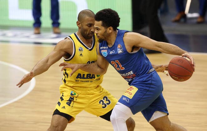 Jayson Granger, Quinton Hooker Aktion Spielszene Zweikampf Basketball BBL Bundesliga Herren Saison 2020 2021 28.03.2021 ALBA Berlin vs. syntainics MBC