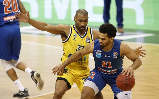 Jayson Granger, Quinton Hooker Aktion Spielszene Zweikampf Basketball BBL Bundesliga Herren Saison 2020 2021 28.03.2021 ALBA Berlin vs. syntainics MBC