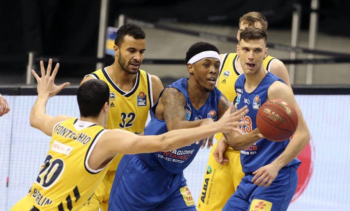 Simone Fontecchio, Johannes Thiemann, Kyndahl Hill, Michal Michalak Aktion Spielszene Zweikampf Basketball BBL Bundesliga Herren Saison 2020 2021 28.03.2021 ALBA Berlin vs. syntainics MBC