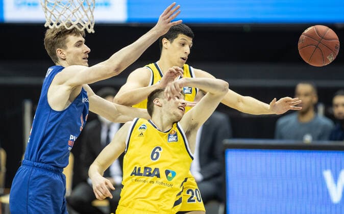 28.03.21, Berlin, Basketball, 1. Bundesliga, easyCredit BBL, Hauptrunde, 25.Spieltag, Mercedes Benz Arena: ALBA Berlin - Syntainics MBC. Philipp Hartwich (l-r) von Mitteldeutscher BC kaempft gegen ALBAs Malte Delow und Simone Fontecchio um den Ball. ALBA Berlin - Syntainics MBC